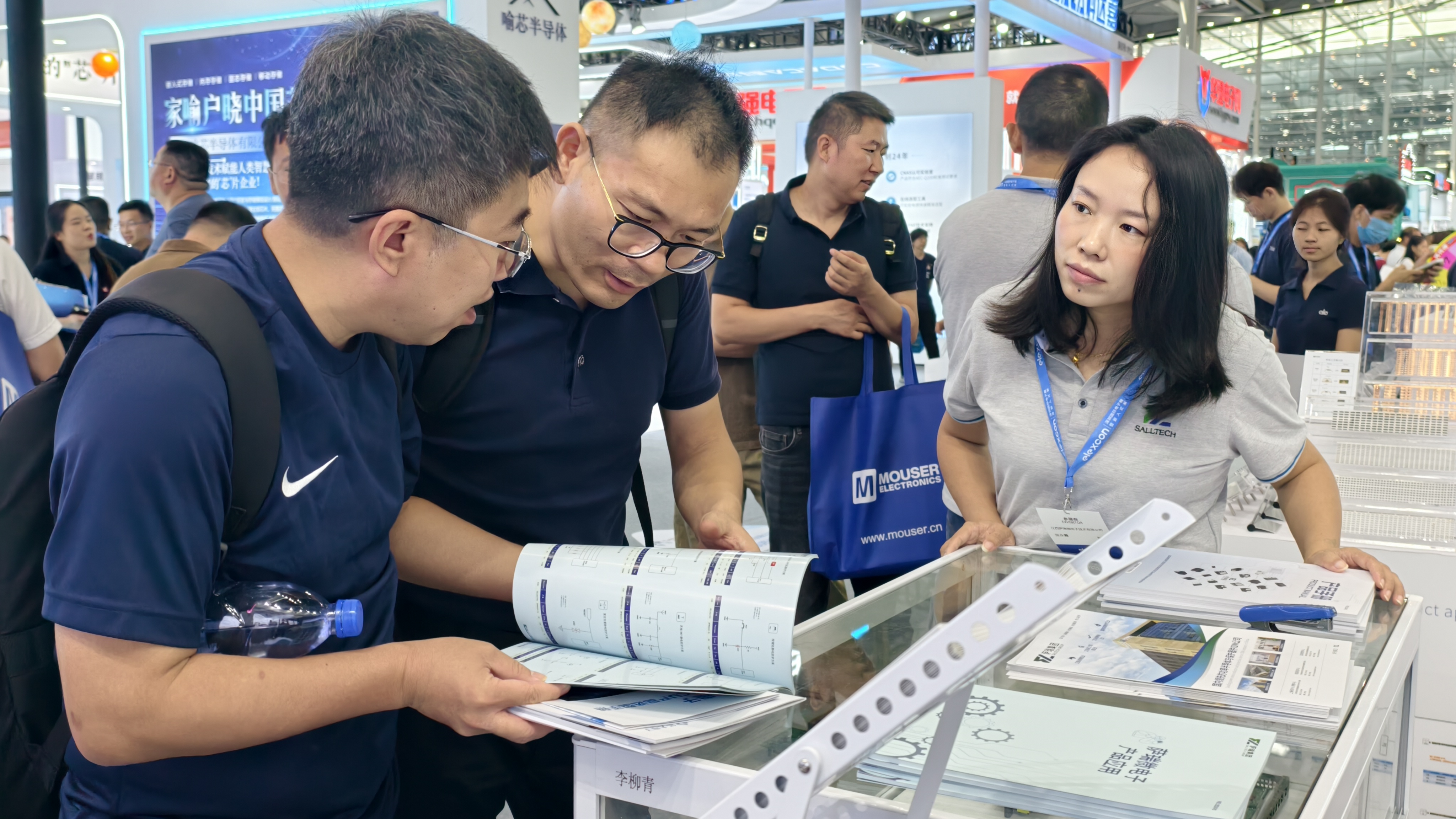 荣耀收官！江西beat365微电子闪耀 2025 深圳电子展并荣获年度大奖